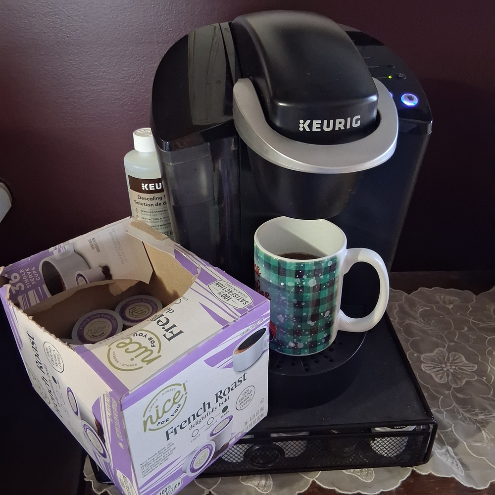 Keurig Single Serve Coffee Maker in Black,cleaner,coffee Storage tray+pods